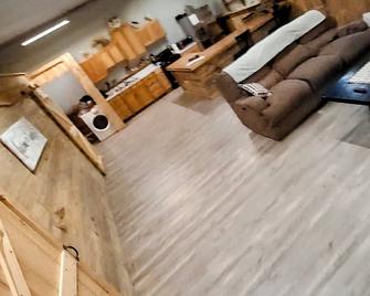 Charming 2-bedroom barn in fabulous Danville with WiFi,Games,Serene atmosphere - Danville - Living room