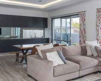 Modern On Mcmillan Central, Wifi, Smart Tv - Methven - Living room