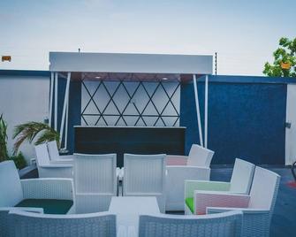Delight Hotel And Suites - Ikogosi - Patio