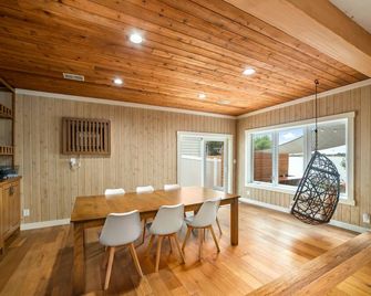 Sunset Retreat 4 Seasons Lake Home - Pedal Boat, Canoe & Kayak - Big Lake - Dining room