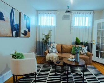 Charming 1Br With French Door Home Theater Screen & Rain Shower - Philadelphie - Salon