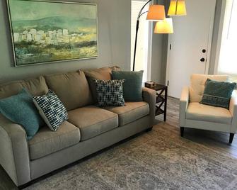 Capital City Condo #1 close to Interstate, Water Park, Restaurants and Shopping - Frankfort - Living room