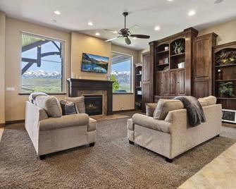8-Bedroom Mountain Estate Near Snowbasin Ski Resort - Morgan - Living room