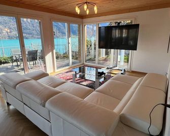 Chalet-Alpine & Lake View-4 bedroom, sleeps 8-Niederried bei Interlaken - 니데리드 바이 인털라큰 - 거실