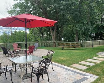 Cottage Getaway overlooking the Lake - Westport - Patio