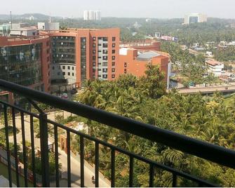 Furnished A/C Deluxe apartment in Hilite City - 科澤科德 - 陽台