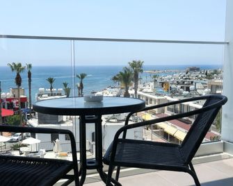 ديونيسوس سنترال هوتل - بافوس - شرفة