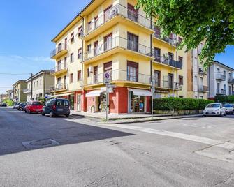 Stunning Apartment In Viareggio - Viareggio - Building