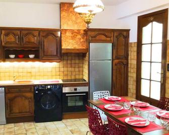 Appartement le Soleil 140 m2 climatisé parking privé proche Sanctuaires - Lourdes - Kitchen