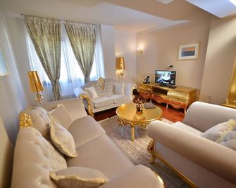 بوشي ريزورت آند سبا - سكوبي - غرفة معيشة