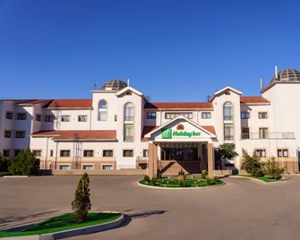 Holiday Inn Aktau - Seaside By IHG - Aqtau - Gebouw