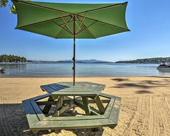 Lake Getaway Walk Across Street to Private Beach! - Gilford - Plaża