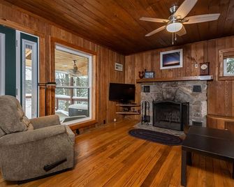 Ski Shore | Lakefront Cottage + Private Dock, Hot Tub & Outdoor Fireplace! - Swanton - Sala de estar
