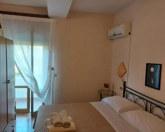 Albergo Ristorante Bar Pizzeria La Lanterna - Spigno Saturnia - Bedroom