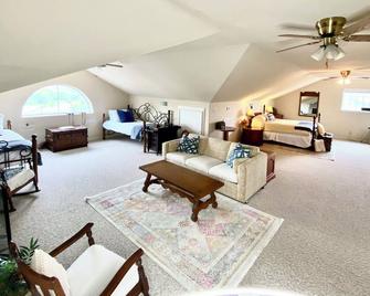 Relax with the entire family at this beautiful waterfront home - Angleton - Wohnzimmer