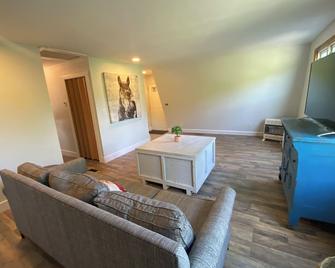 The Red Barn - French Creek - Salon