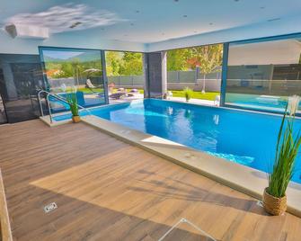 Villa Infinity- Luxury Residence Near Split - Dugopolje - Piscina