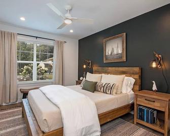 Downtown Retreat with Bikes, Fire Pit & Kayaks - Saint Michaels - Schlafzimmer