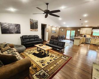 Minutes to Caves! Private Woods! Game Room & Media Room! Great for Get-togethers - Creola - Sala de estar