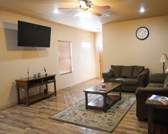 Family-Friendly Home ~ Small Town Surrounded By Mountains ~ Near Holloman Afb - Alamogordo - Wohnzimmer