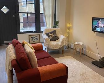 Immaculate 1-bed Apartment Near the River Thames - Sunbury-on-Thames - Living room