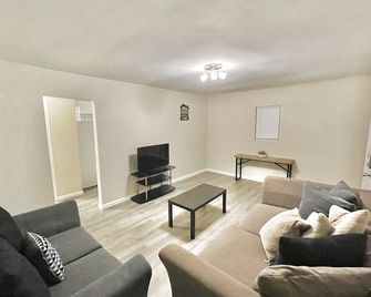 Brown Bungalow with King bed by the lake - Gainesville - Obývací pokoj