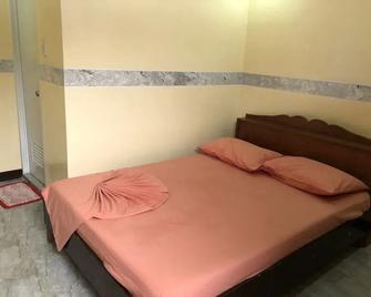Buena Lynne's Resort Annex - Puerto Galera - Bedroom