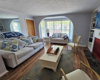 Spacious Decorated Apartment: Your Perfect Stylish Living Space - Manistee - Sala de estar
