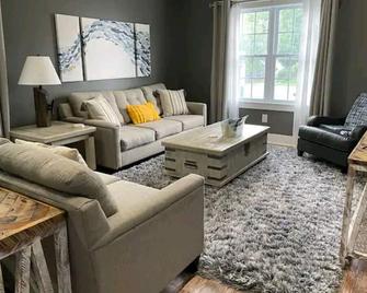 One bedroom apartment located near Lake Erie Wine Trail and local fishing. - North East - Wohnzimmer