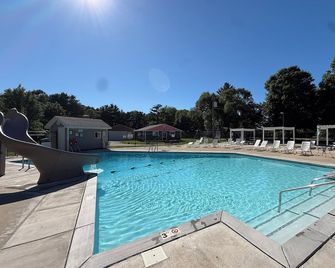 Aug weeks still available. Perfect for families!Walk to lake and private beach! - Silver Lake - Piscina