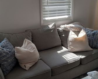 Stylish Coastal Condo Retreat. Bike to Beach & Dining. Complimentary Parking - Point Pleasant - Sala de estar