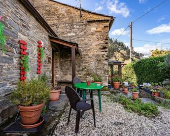 Nogueira - A Veiga de Logares - Patio