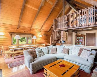 Log Cabin w Loft, Hot Tub, Deck, Fire Pit, & WiFi - Berkeley Springs - Sala de estar
