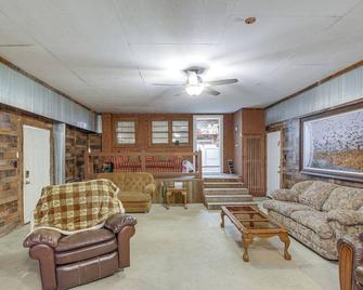 Expansive Wheatley Home about 65 Mi to Memphis! - Brinkley - Living room