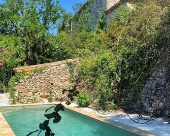 Charming room with garden and swimming pool 15 minutes from Uzès - Lussan - Piscina