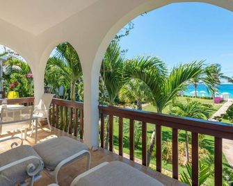 Spacious Room w/ Living Area and Full Kitchen | Steps Away from the Beach - Long Bay Village - Balcón