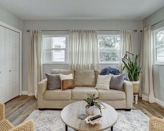 The Heart of Downtown Dunedin on Main St - Dunedin - Living room
