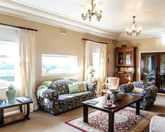 A cosy farmhouse getaway with picturesque views over rolling green pastures - Robertson - Living room