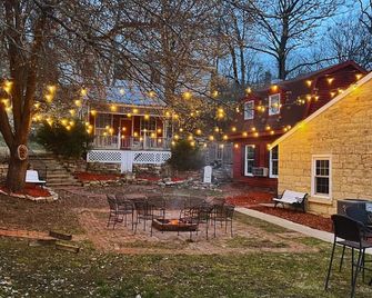 1870's Estate Style Home with private courtyard. - Grafton - Patio