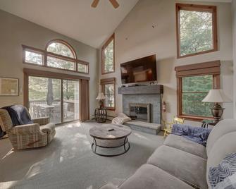 Private Lakefront on Fairview Lake - Sleeps 6-8 - Tafton - Living room