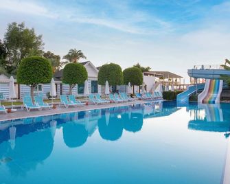 أرماس بيتش - كمر - حوض السباحة