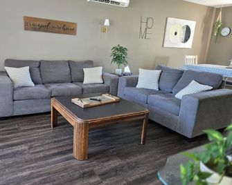 Modern 3br Upstairs Suite | Private Entrance | Sault Ste. Marie - Sault Ste Marie - Living room