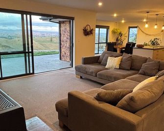The Home on the Hill - Tirau - Living room