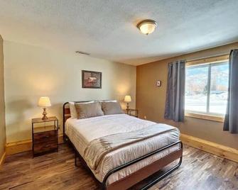 Outstanding Mtn View, 5 bdr sleeps 11, 4400sqft - Dayton - Bedroom