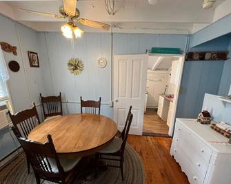 Historic Lakeside cottage close to downtown. - Marblehead - Dining room