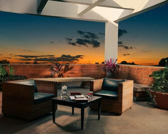 Olde Bangalore Resort and Wellness Center - באנגאלור - מרפסת