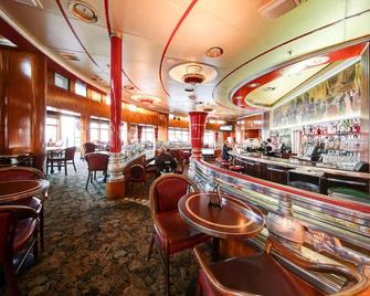 Historic Harbor Haven! Minutes to Long Beach Cruise Terminal, Pets Allowed - Long Beach - Bar