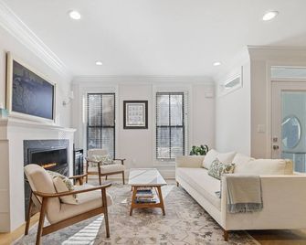 Luxury Capitol Hill Home steps from US Capitol. 4BR 4.5 Bath Patio and Deck - Washington, D.C. - Living room