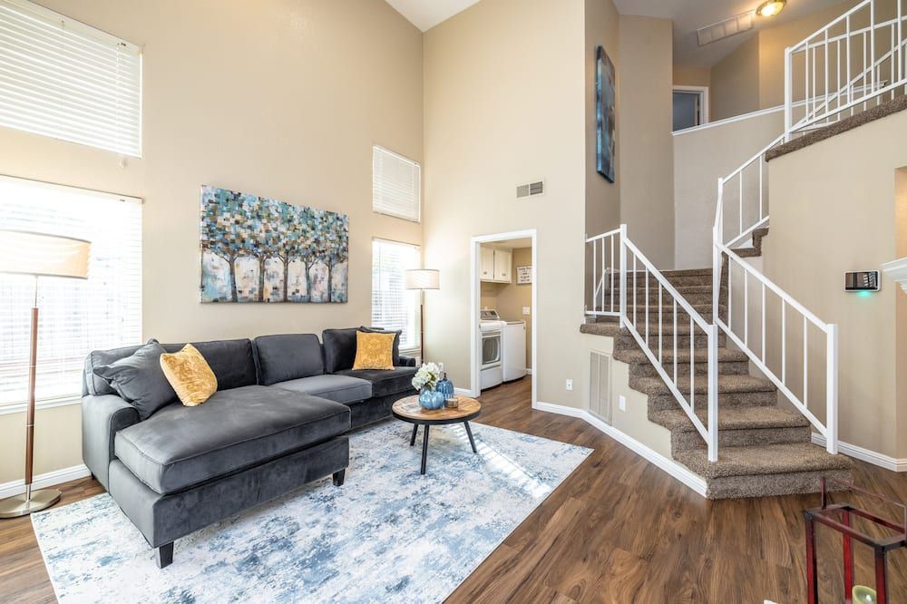 Cheerful 4br Home W/ Washer & Dryer + Fireplace - Sacramento - Sala de estar