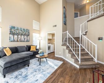 Cheerful 4br Home W/ Washer & Dryer + Fireplace - Sacramento - Sala de estar